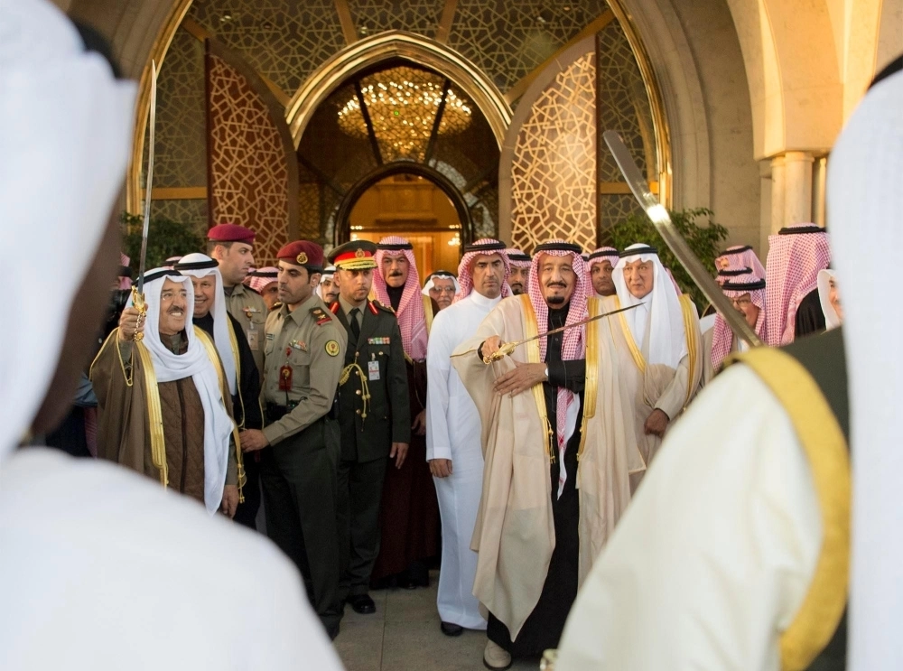 الملك سلمان وأمير الكويت يشاركان في أداء العرضة (بندر الجلعود)