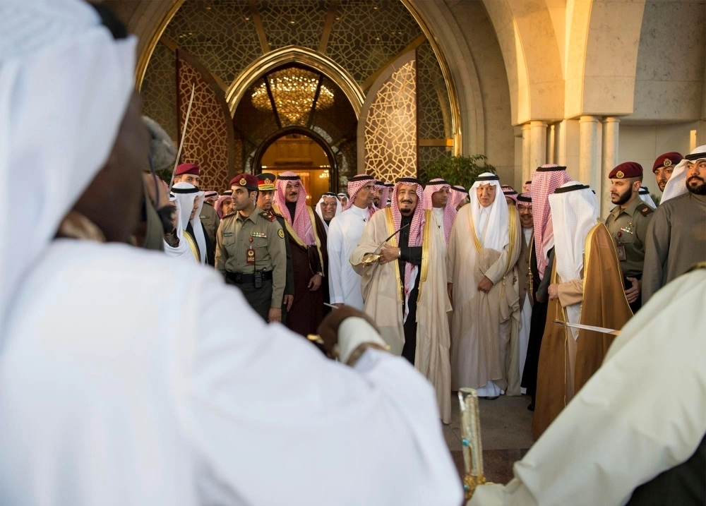 الملك سلمان وأمير الكويت يشاركان في أداء العرضة (بندر الجلعود)