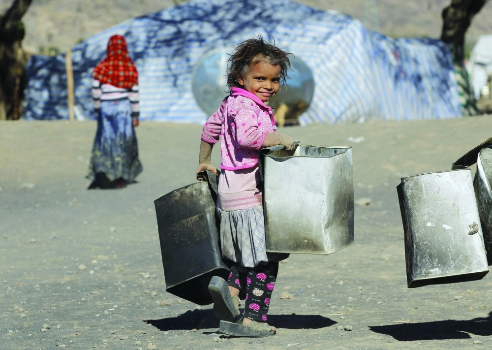 طفلان يمنيان قرب مخيمات دولية بعد نزوح آلاف الأسر هربا من جرائم الحوثي وصالح                                                                         (إ ب أ)