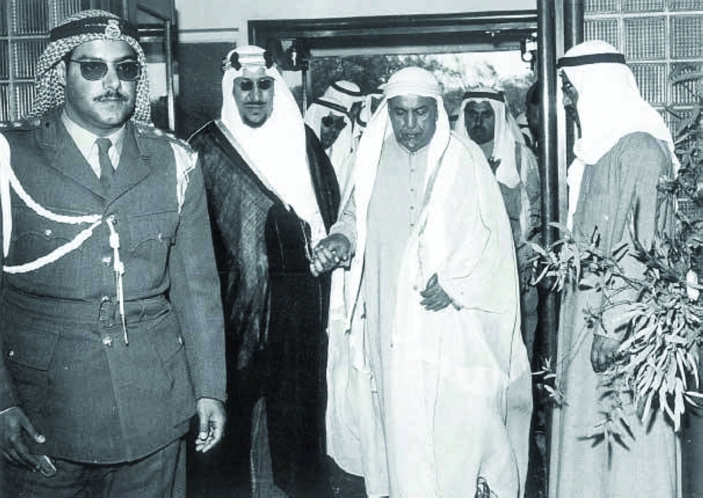 الملك سعود مع الشيخ عبدالله السالم خلال زيارته الكويت