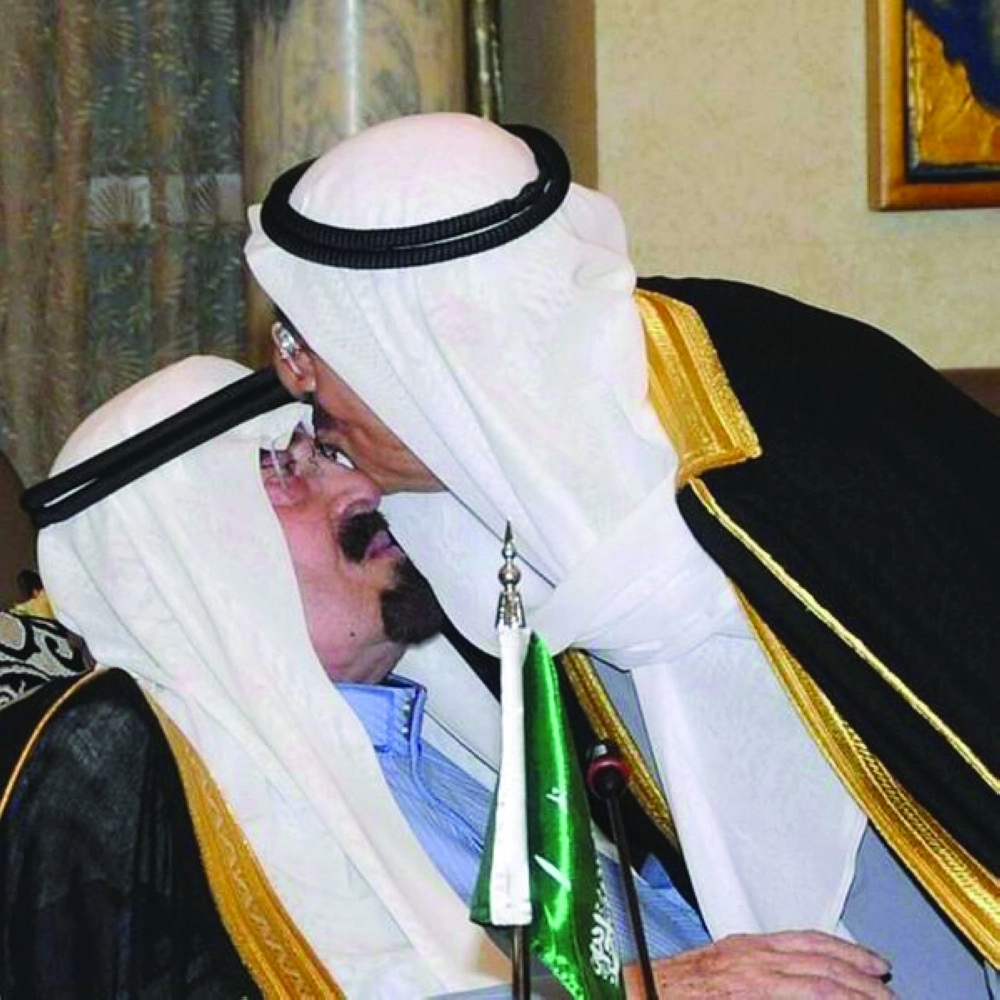 قبلة على جبين الملك عبدالله من أمير الكويت 