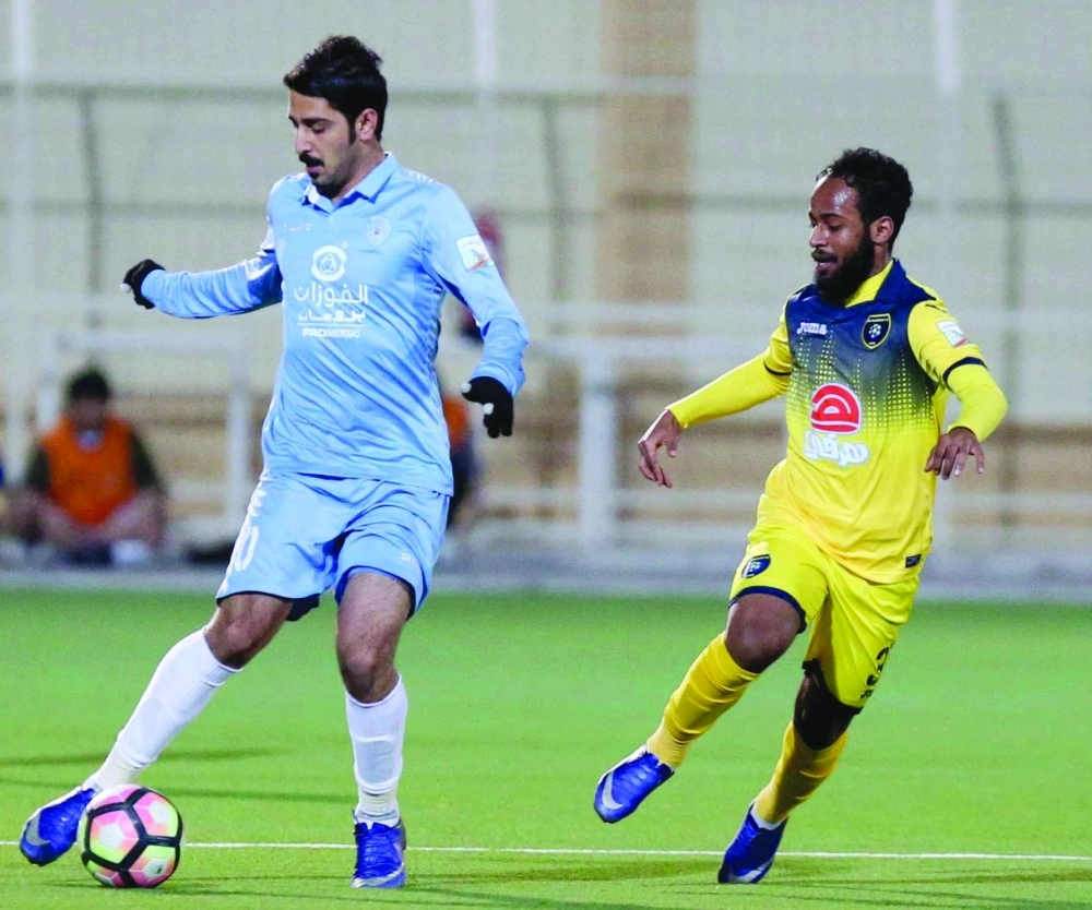 جدعان الشمري يحاول المرور من عبدالعزيز آل شريد   (إ ب أ)