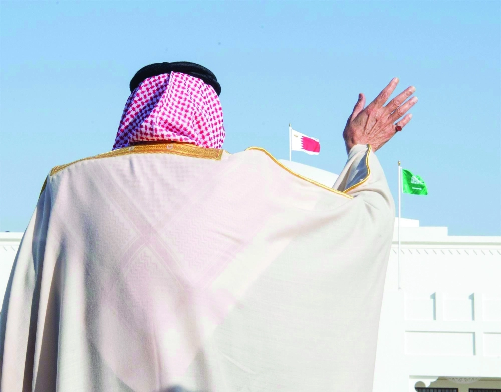 الملك سلمان محييا مودعيه لدى مغادرته البحرين (واس)