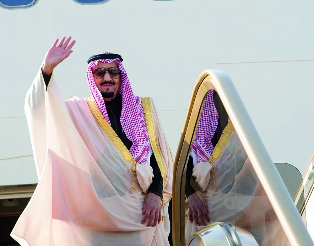 الملك سلمان محييا مودعيه لدى مغادرته البحرين