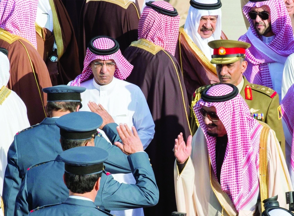 الملك سلمان محييا مودعيه لدى مغادرته البحرين