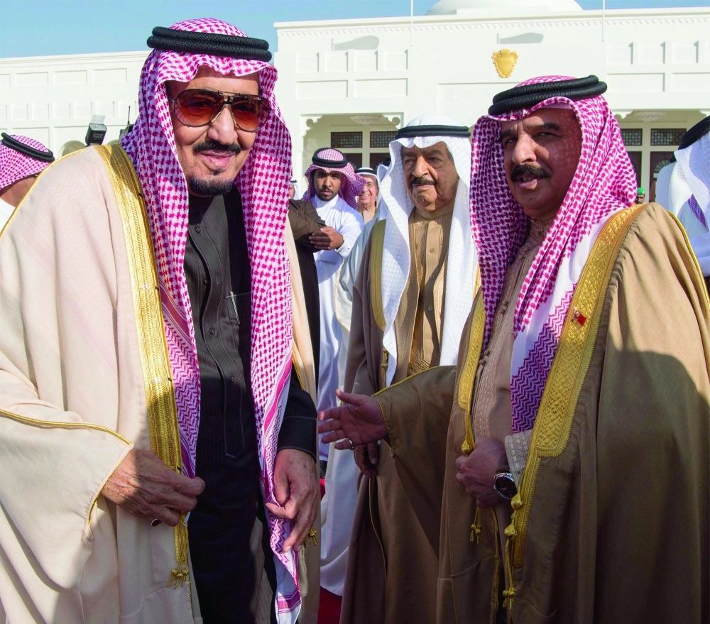 الملك سلمان لدى مغادرته البحرين وفي وداعه الملك حمد بن عيسى (واس)