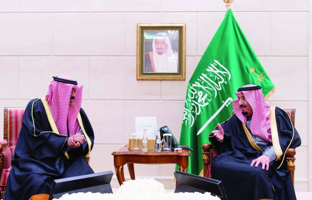 خادم الحرمين متحدثا إلى الشيخ نواف الأحمد الصباح خلال استقباله له في مقر إقامته 