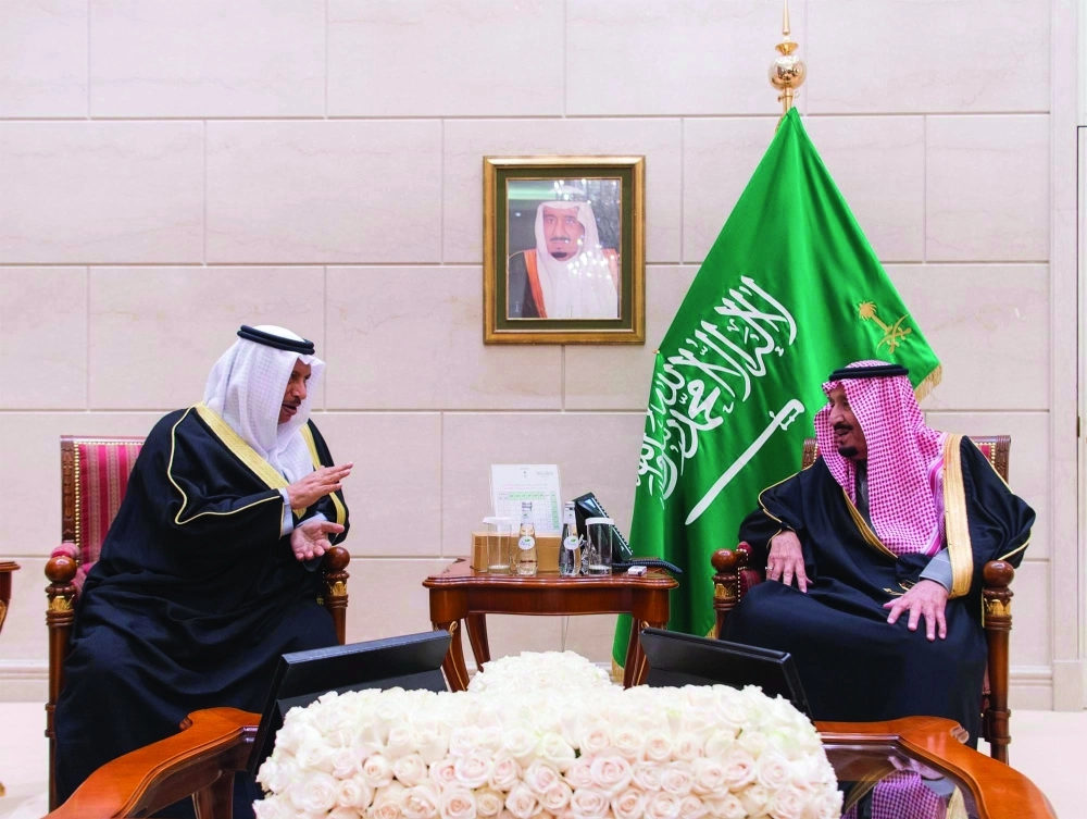 الملك سلمان مستقبلا الشيخ جابر بن المبارك الصباح في قصر بيان 