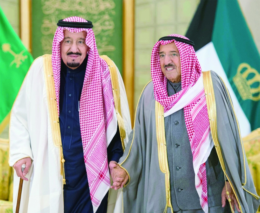 الملك سلمان والشيخ صباح الصباح خلال مأدبة غداء ولي عهد الكويت (واس)