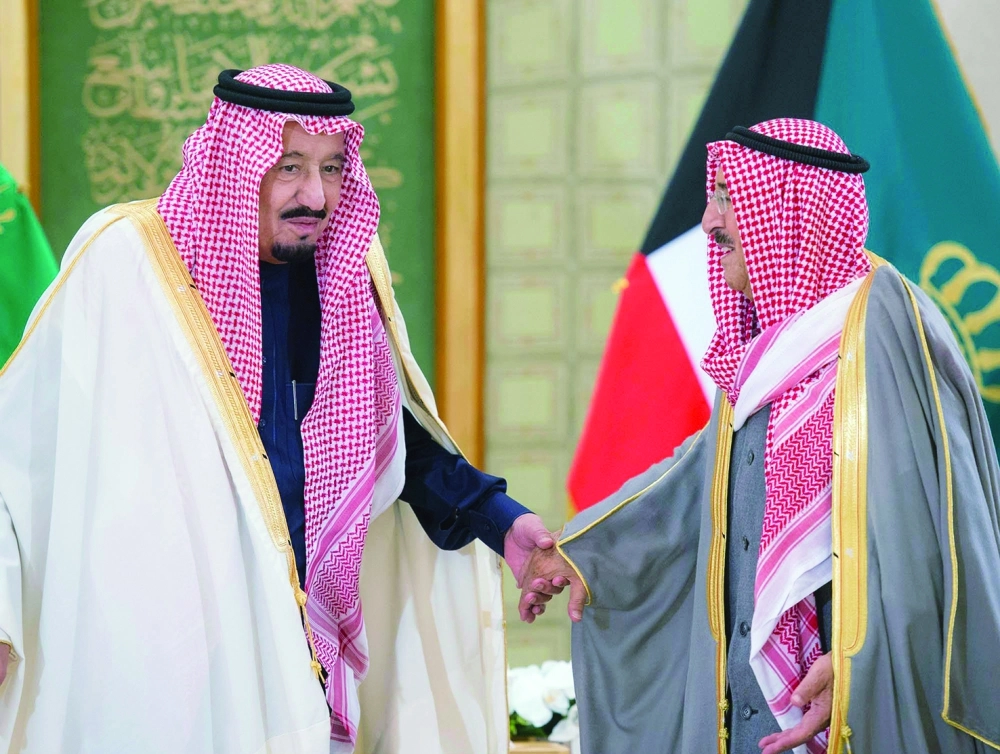 الملك سلمان والشيخ صباح الصباح خلال مأدبة غداء ولي عهد الكويت (واس)