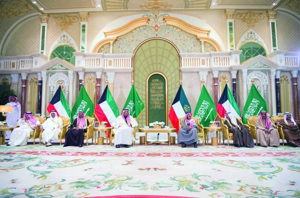 الملك سلمان والشيخ صباح الصباح خلال مأدبة غداء ولي عهد الكويت (واس)