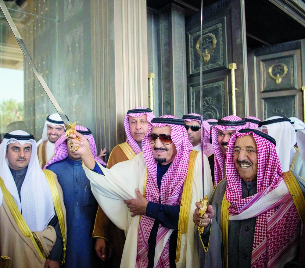 الملك سلمان والشيخ صباح الصباح يؤديان العرضة