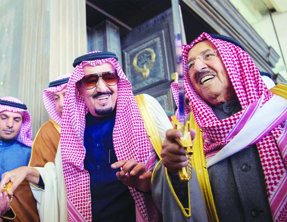 الملك سلمان والشيخ صباح الصباح يؤديان العرضة