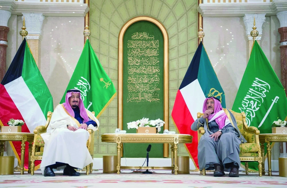الملك سلمان والشيخ صباح الصباح خلال مأدبة غداء ولي عهد الكويت (واس)