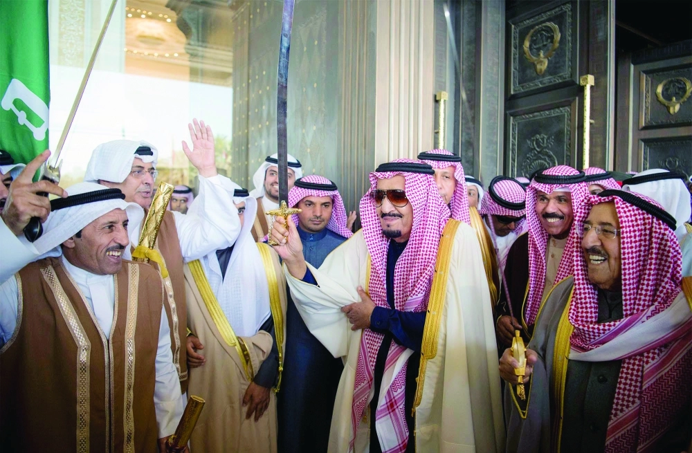 الملك سلمان والشيخ صباح الصباح يؤديان العرضة خلال مأدبة الغداء