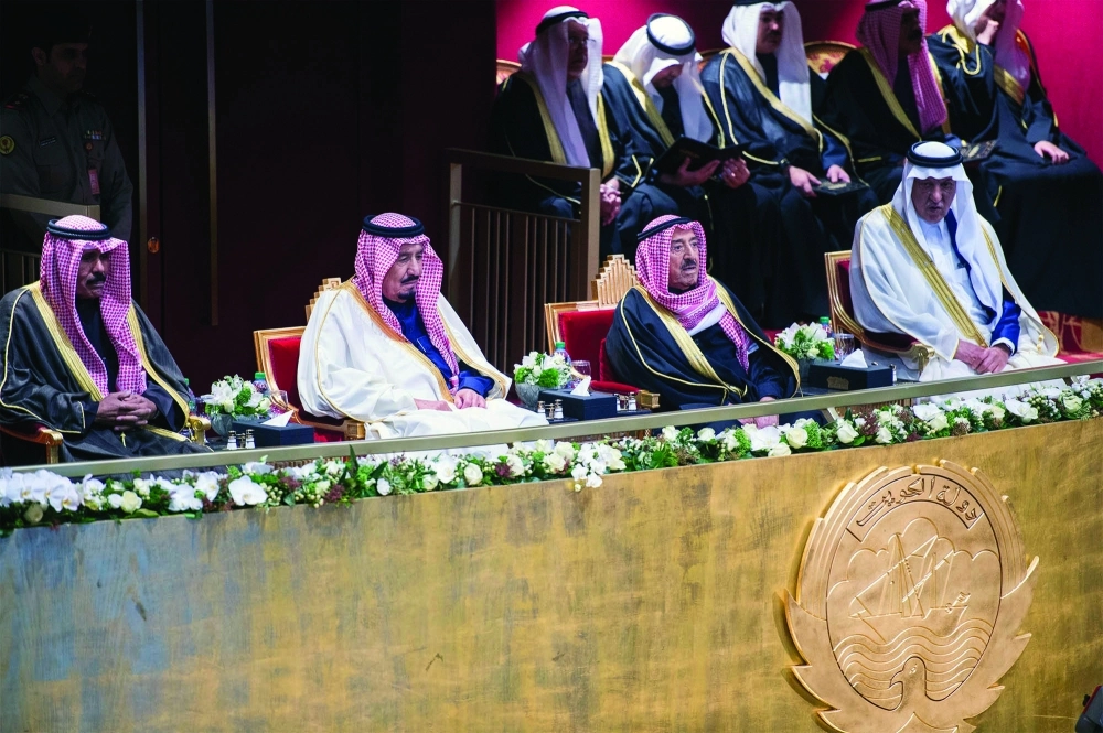 الملك سلمان بن عبدالعزيز والشيخ صباح الصباح يشاهدان الحفل (بندر الجلعود)