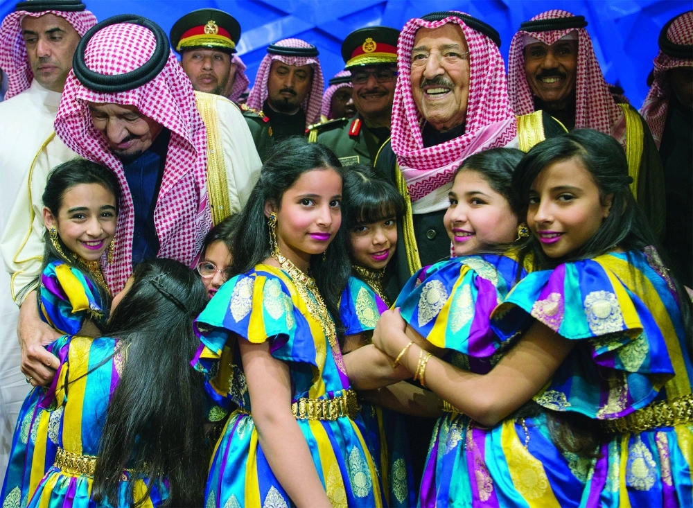  الملك سلمان والشيخ صباح يحتضنان أطفالا مشاركين في الحفل                                                                                               (بندر الجلعود)