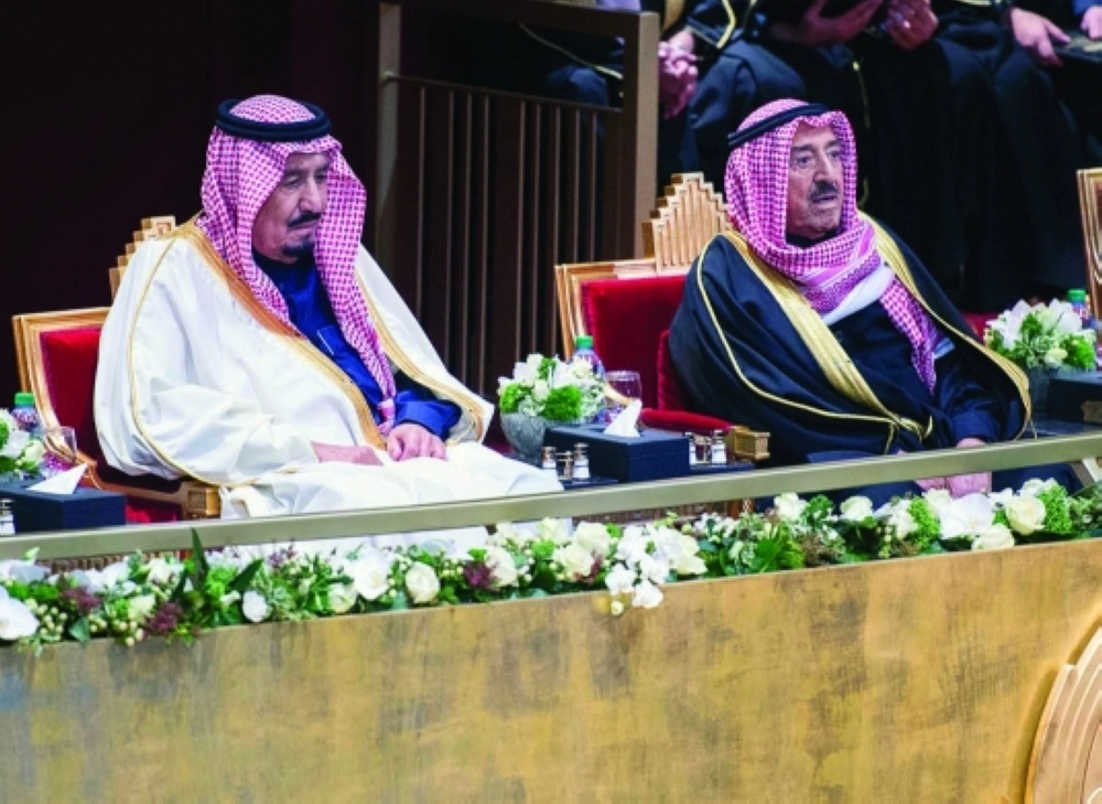 الملك سلمان بن عبدالعزيز والشيخ صباح الصباح يشاهدان الحفل