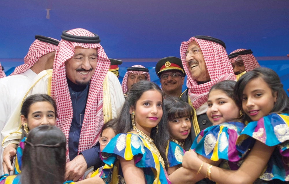 الملك سلمان وأمير الكويت خلال الحفل بمركز الشيخ جابر الأحمد الثقافي أمس (بندر الجلعود)