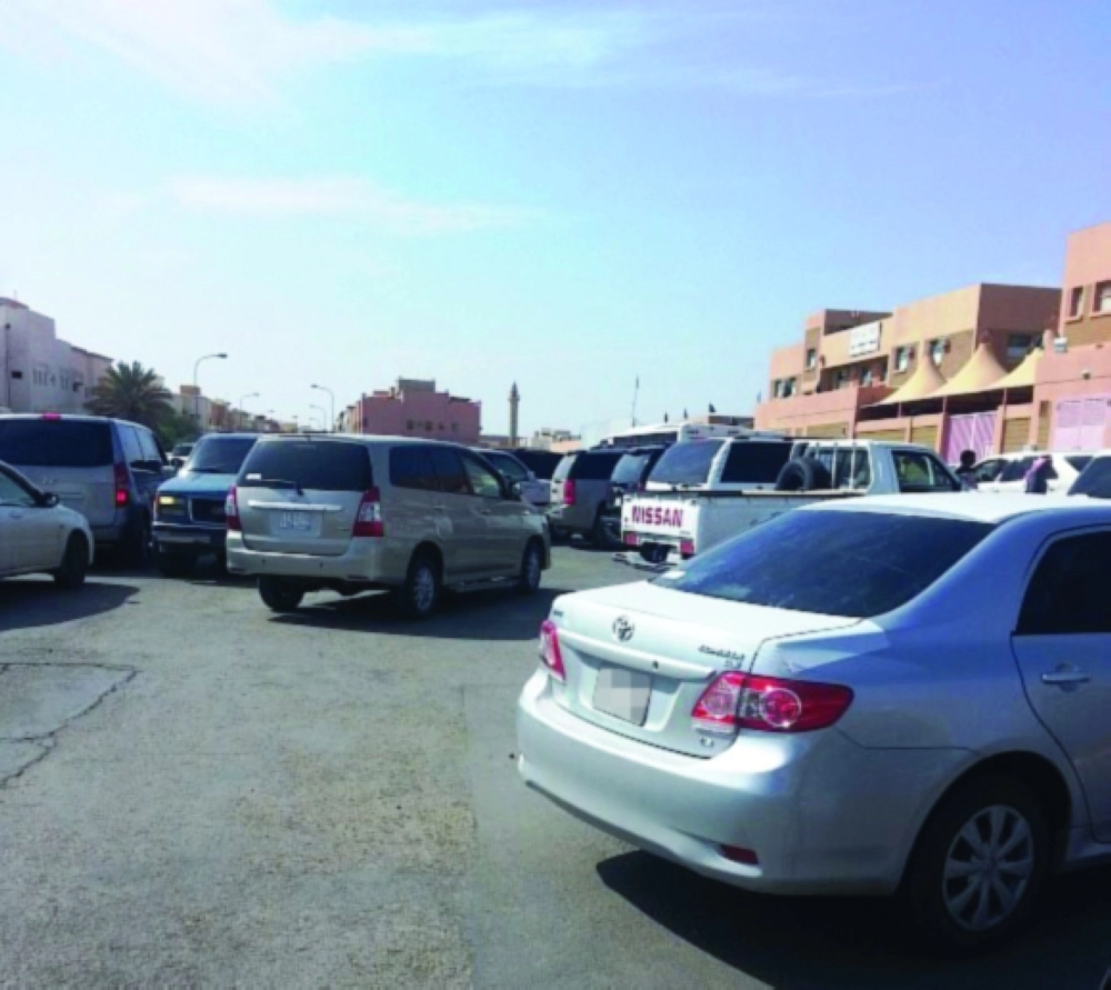 زحام سيارات أمام إحدى المدارس                                        (مكة)