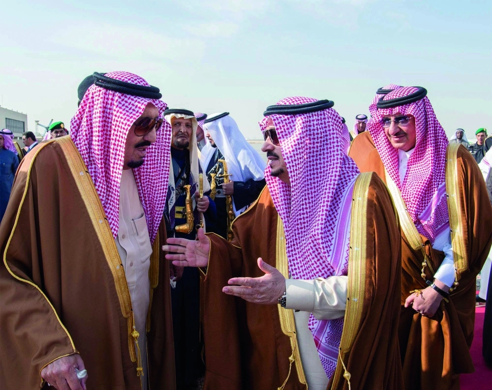 الملك سلمان عند وصوله الرياض وفي استقباله فيصل بن بندر