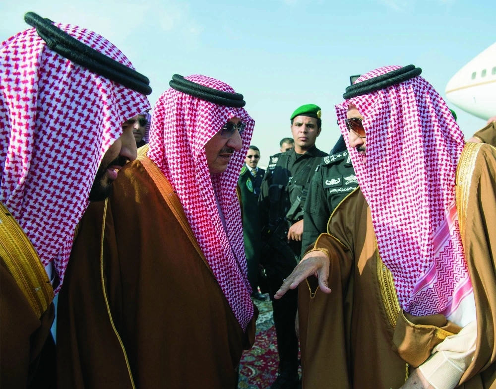 الملك سلمان لدى وصوله الرياض أمس وفي استقباله ولي العهد وولي ولي العهد                                                                                (بندر الجلعود)