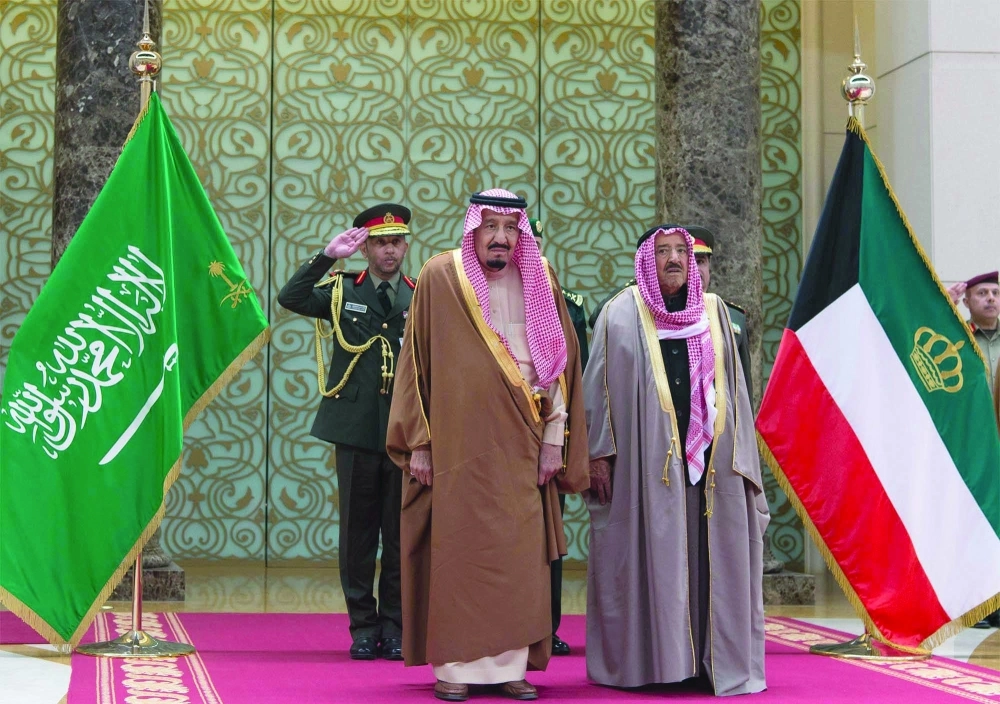 الملك سلمان لدى مغادرته الكويت وفي وداعه الشيخ صباح الأحمد أمس (واس)