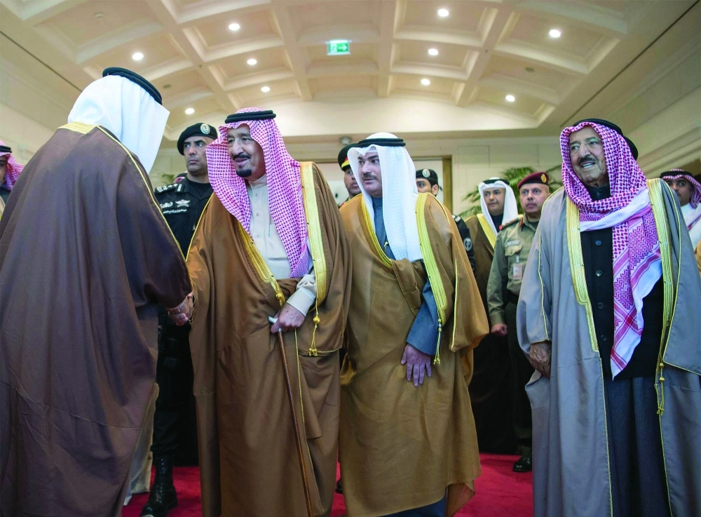 الملك سلمان لدى مغادرته الكويت وفي وداعه الشيخ صباح الأحمد أمس (واس)