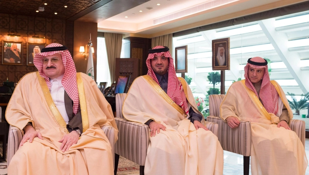 الأميران محمد بن نواف وعبدالعزيز بن سعود وعادل الجبير خلال اللقاء