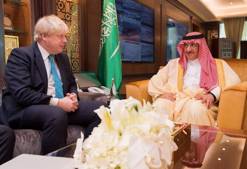 الأمير محمد بن نايف لدى لقائه بوريس جونسون في الرياض أمس (واس) 