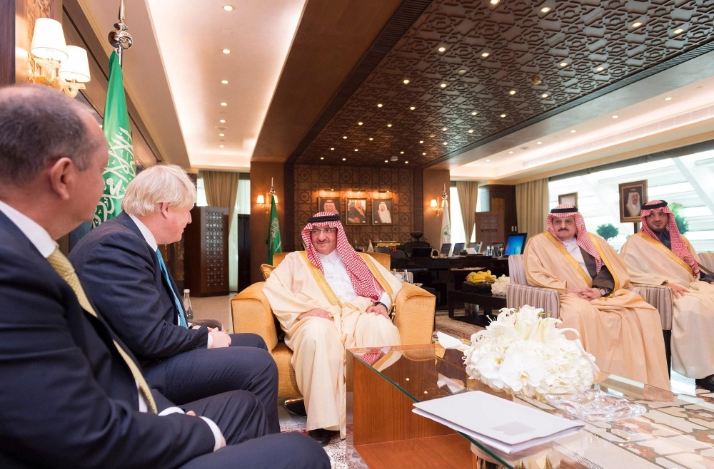 الأمير محمد بن نايف لدى لقائه بوريس جونسون في الرياض أمس (واس)