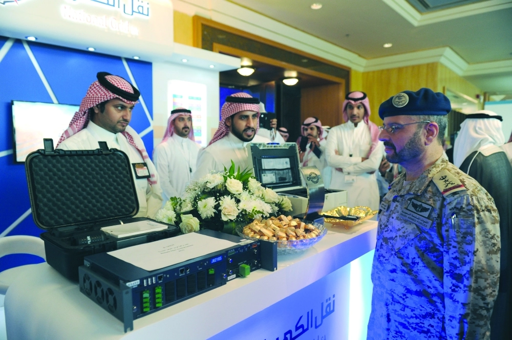  فياض الرويلي خلال جولة على معرض مصاحب 