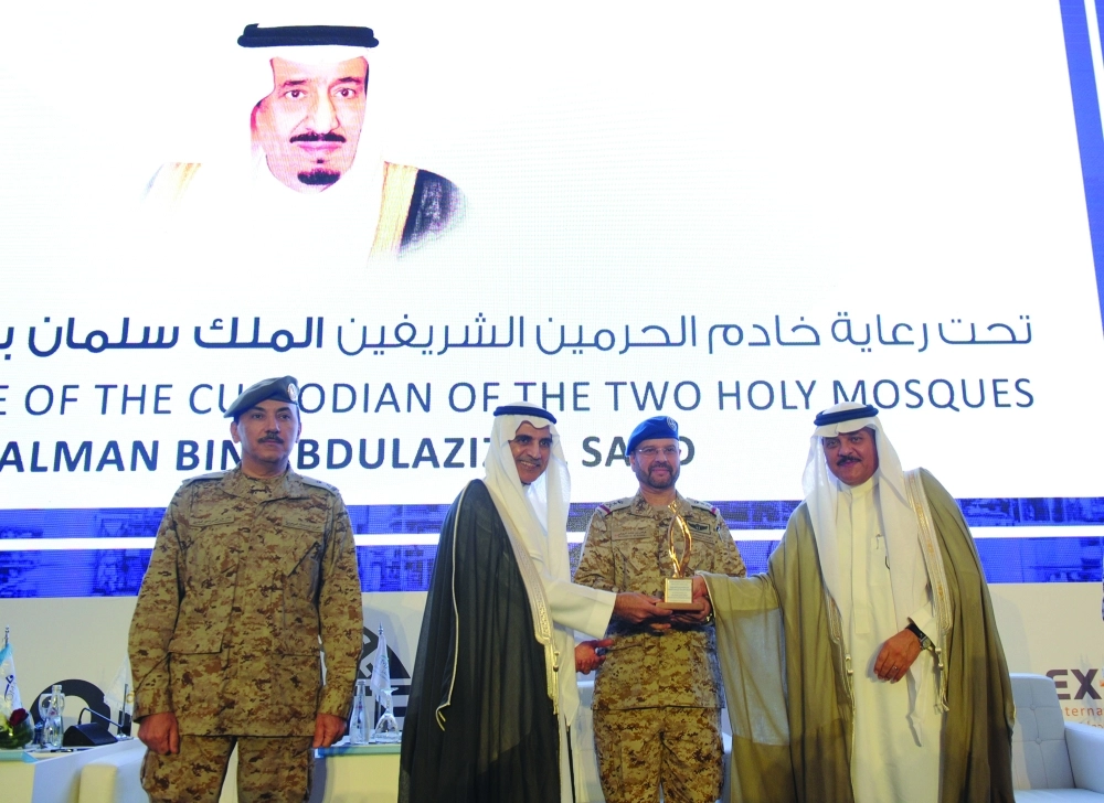 الفريق الركن فياض الرويلي   خلال تكريمه من قبل المؤتمر