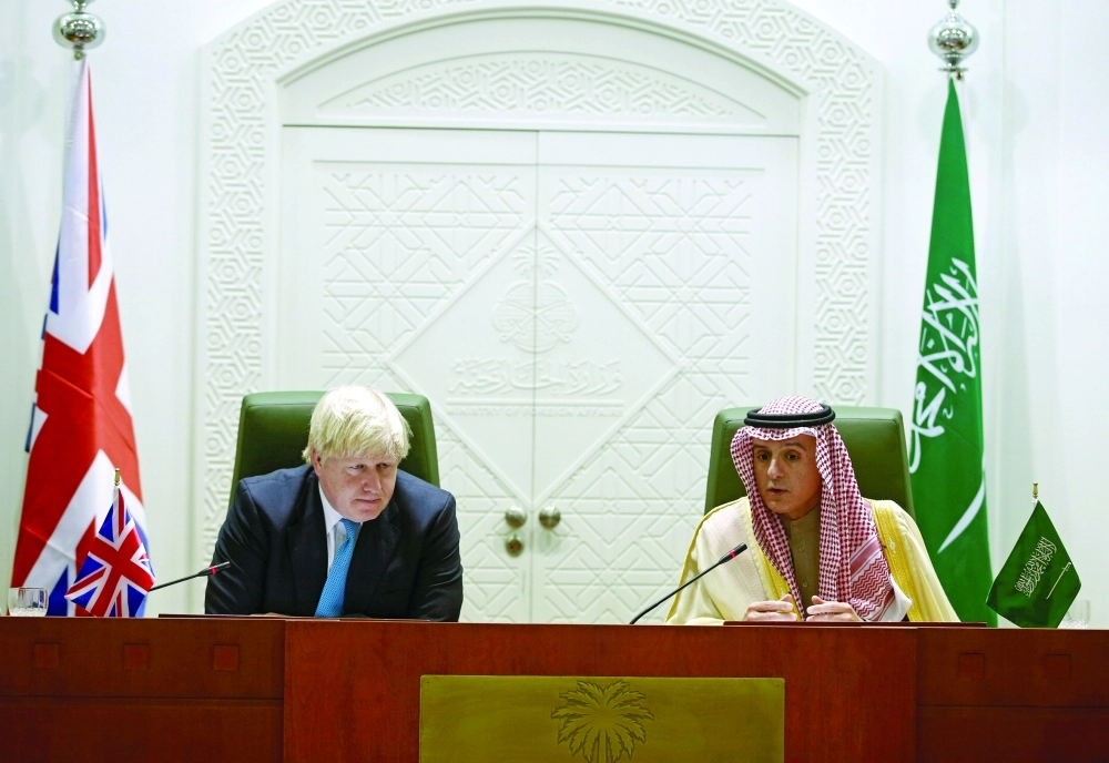 عادل الجبير وبوريس جونسون خلال مؤتمرهما الصحفي أمس في الرياض                                                                 (رويترز)