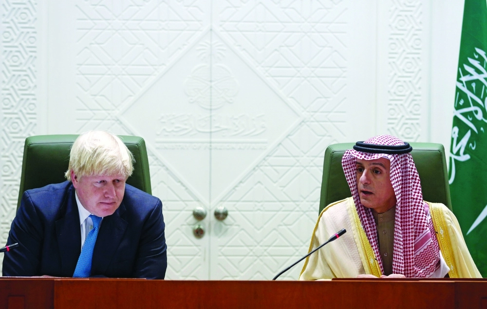 الجبير مع نظيره البريطاني جونسون خلال المؤتمر الصحفي أمس ( رويترز )