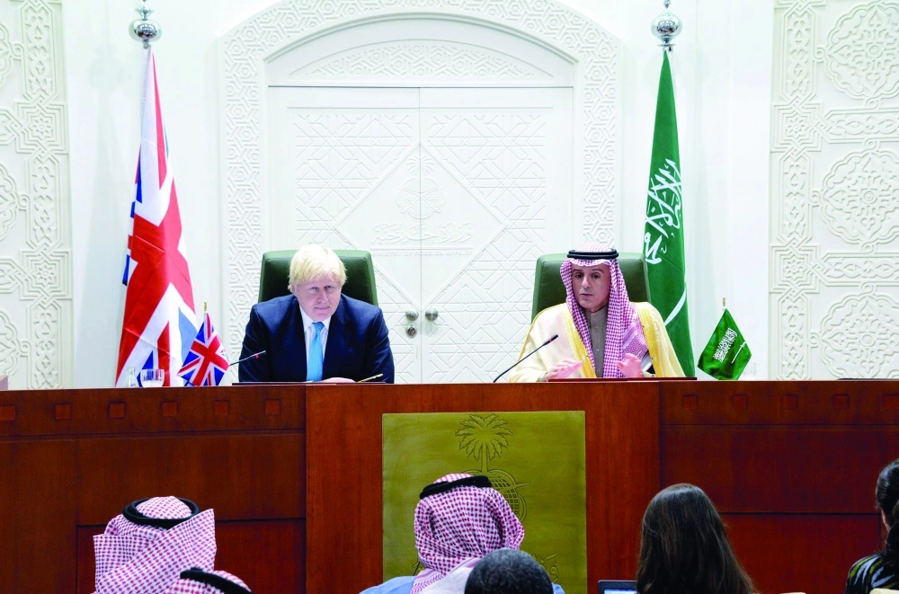 عادل الجبير وبوريس جونسون خلال مؤتمرهما الصحفي أمس في الرياض (مكة)