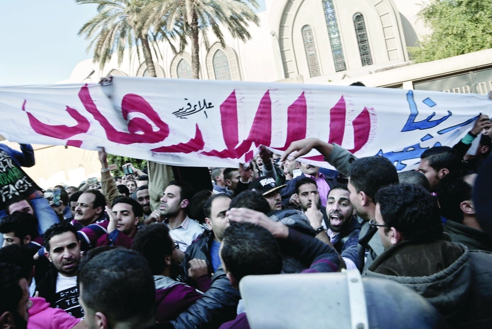 تظاهرة غاضبة في القاهرة تنديدا بالحادث الإرهابي أمس (أ ب)