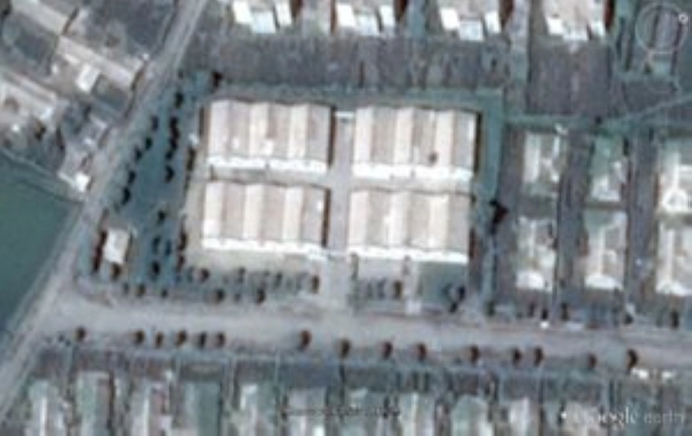 صورة من قوقل إيرث من السوق العام في مجمع سكني في مركز أبحاث يونجبيون النووي