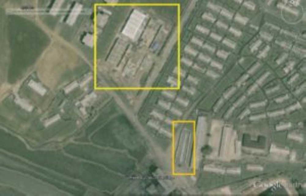 صورة قوقل إيرث لبناء السوق العام الجديد باللون الأصفر، وسوق المزارعين السابق تم هدمه وهو باللون البرتقالي