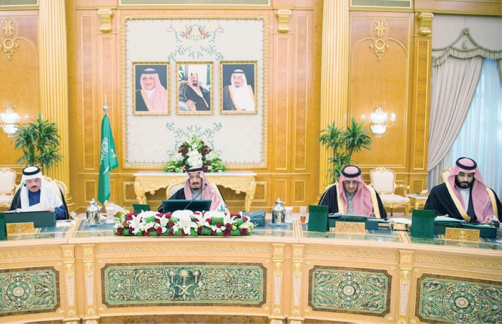 الملك سلمان لدى ترؤسه جلسة المجلس بحضور ولي العهد وولي ولي العهد أمس                                                                                           (واس) 