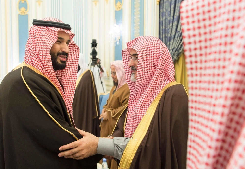 الأمير محمد بن سلمان مصافحا سليمان أبا الخيل