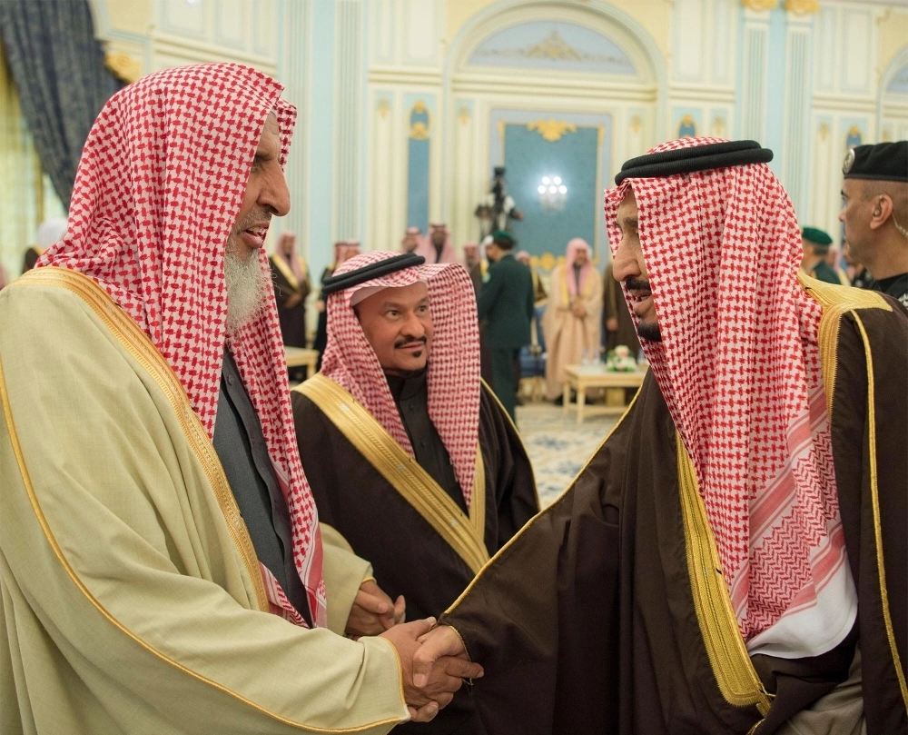 خادم الحرمين مصافحا عبدالعزيز آل الشيخ 11