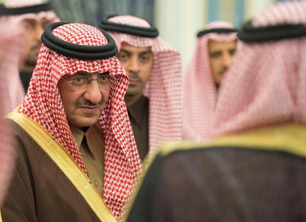 ولي العهد مصافحا أعضاء المجلس