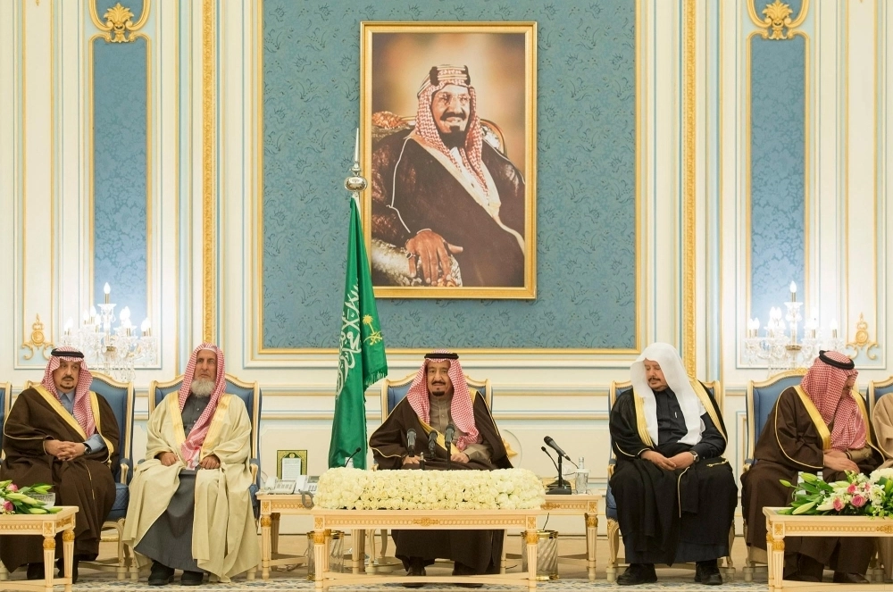 خادم الحرمين خلال اسقبال رئيس وأعضاء مجلس الشورى بقصر اليمامة في الرياض اليوم (واس)