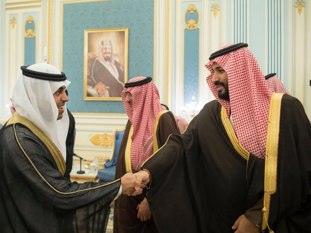 الأمير محمد بن سلمان مصافحا أعضاء المجلس