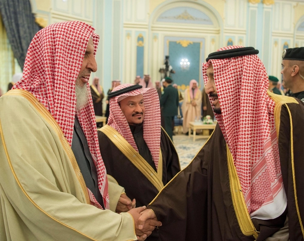 خادم الحرمين مصافحا عبدالعزيز آل الشيخ