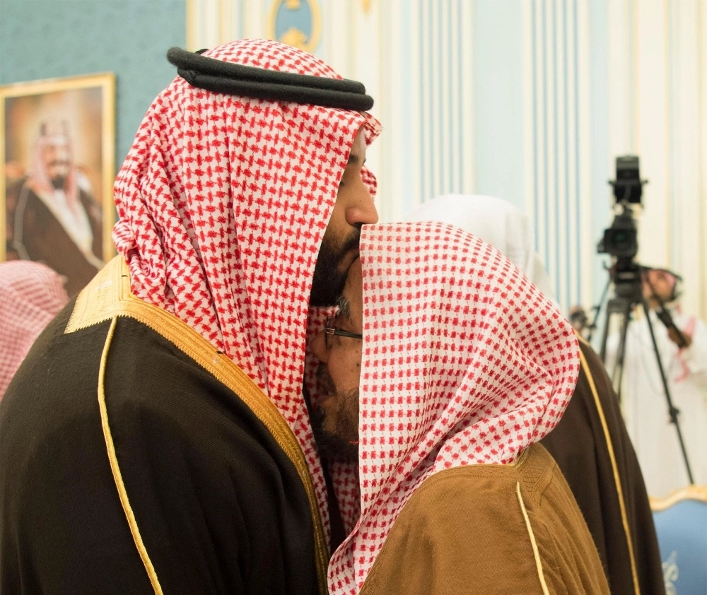 الأمير محمد بن سلمان مقبلا رأس عبدالله المطلق