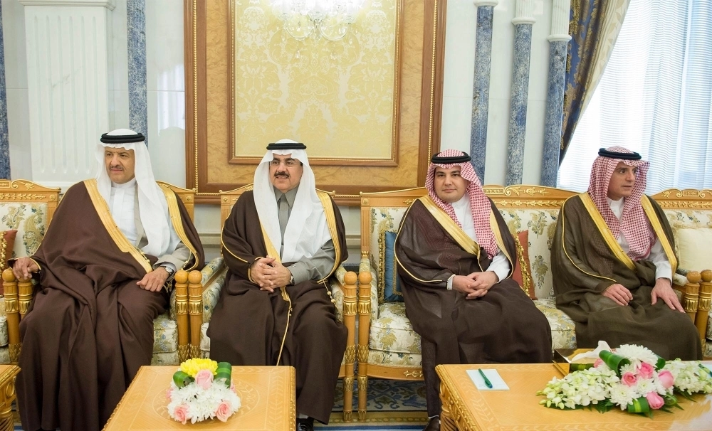 سلطان بن سلمان وإلى جواره مساعد العيبان وعادل الطريفي وعادل الجبير خلال الاستقبال (واس)