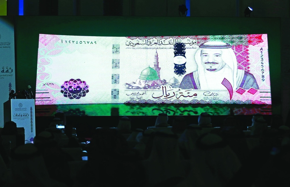 أثناء عرض الجوانب الأمنية لفئة 100 ريال