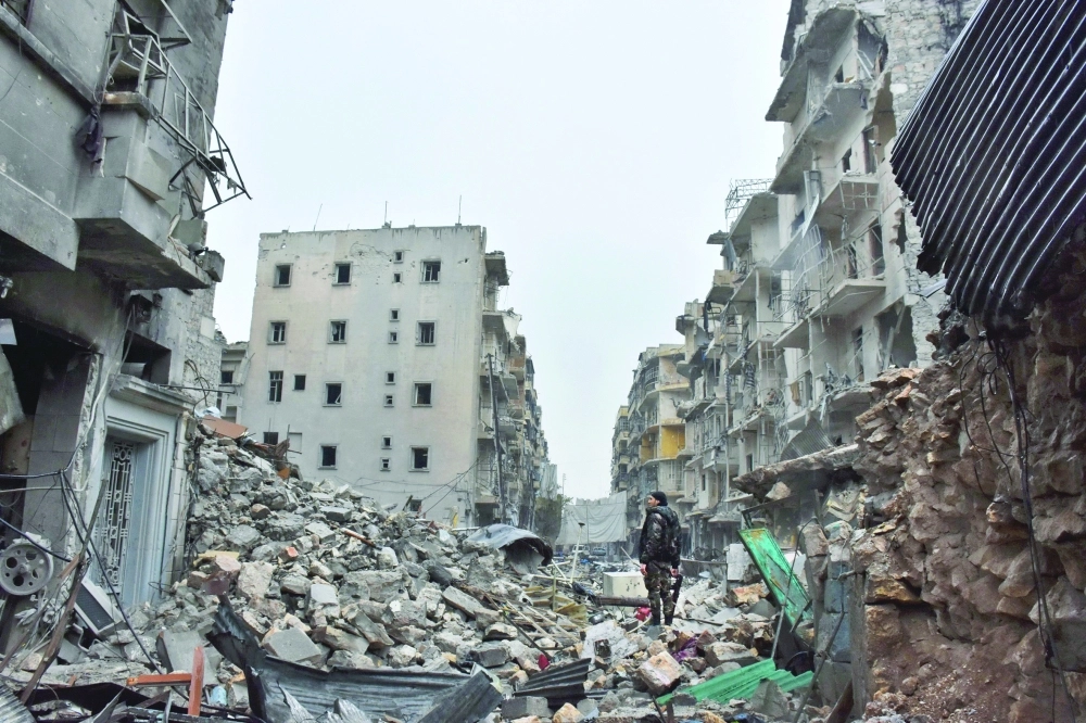 مبان وشوارع في شرق حلب تحولت إلى أطلال جراء جرائم نظام الأسد                                                                                   (أ ف ب)